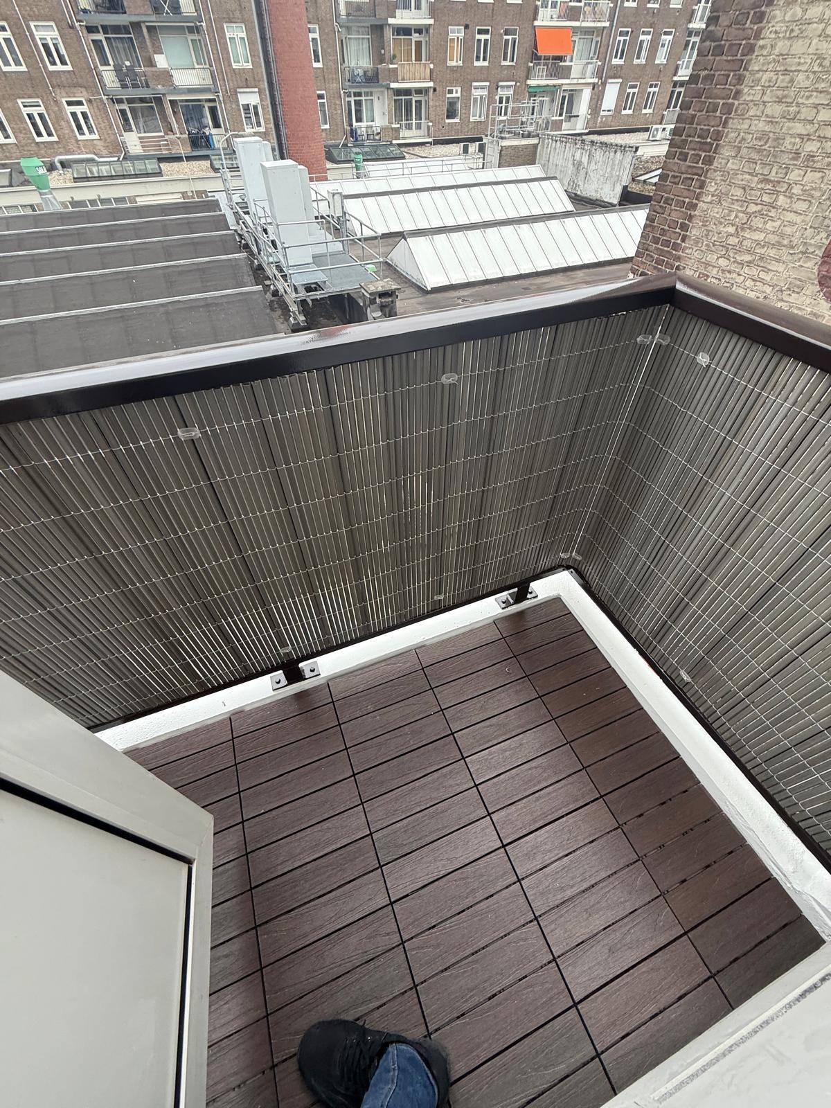 Renovatie van twee balkons: nieuwe vloer, rieten wand en beplanting